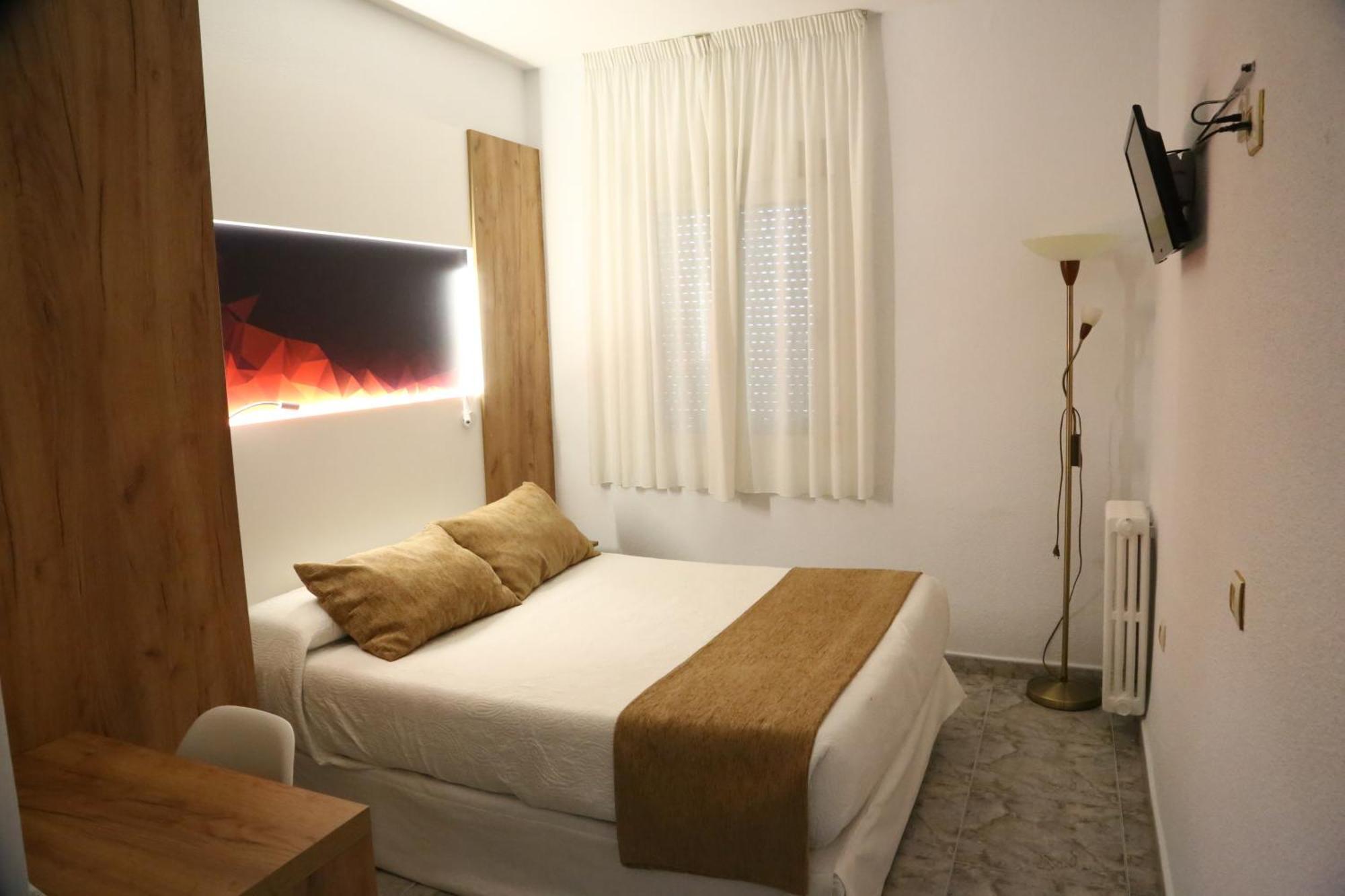 Hostal Real Пласенсія Екстер'єр фото